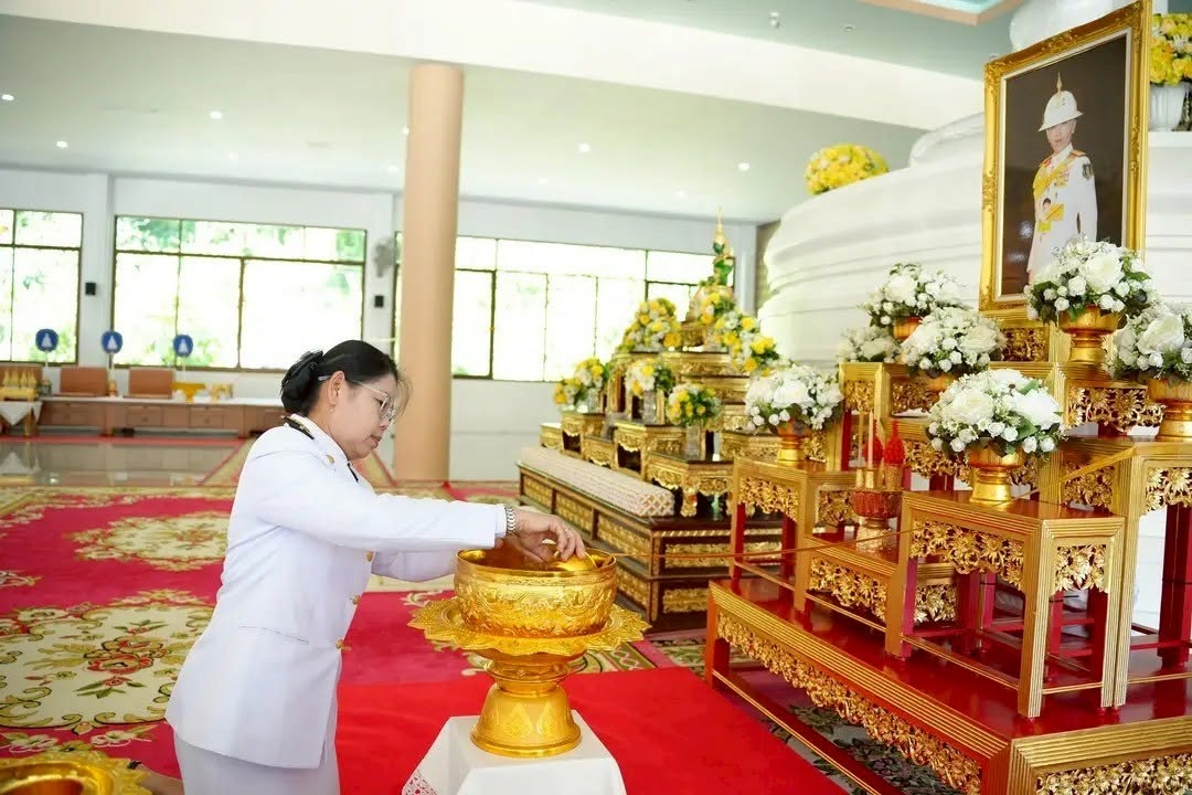 title - วันที่ 13 มิถุนายน 2569                  นางสาวฐิติรัตน์ เต็มเฉื่อย ปฏิรูปที่ดินจังหวัดพังงา พร้อมด้วย ข้าราชการ เจ้าหน้าที่ ส.ป.ก.พังงา เข้าถวายน้ำสรงพระศพ เบื้องหน้าพระรูป สมเด็จพระเจ้าลูกเธอ เจ้าฟ้าพัชรกิติยาภา นเรนทิราเทพยวดี กรมหลวงราชสาริณีสิริพัชร มหาวัชรราชธิดา พร้อมลงนามถวายความอาลัย ด้วยสำนึกในพระมหากรุณาธิคุณอันหาที่สุดมิได้